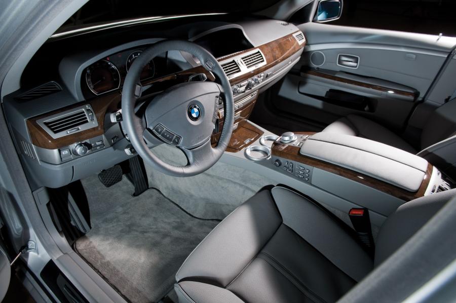  BMW 750i 2008 года  (фото 7 из 10)